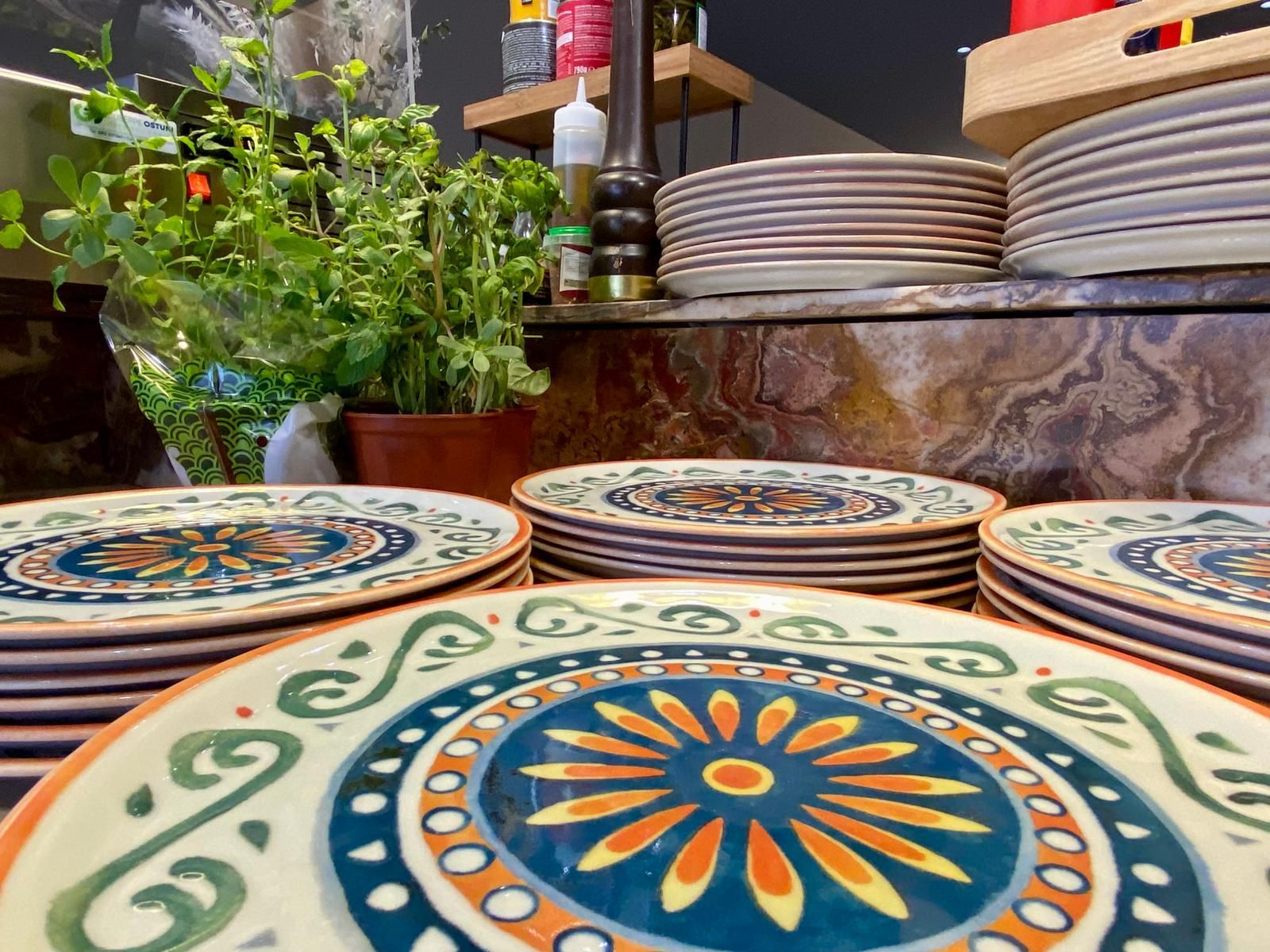 Un mucchio di piatti sono impilati uno sopra l'altro su un tavolo.