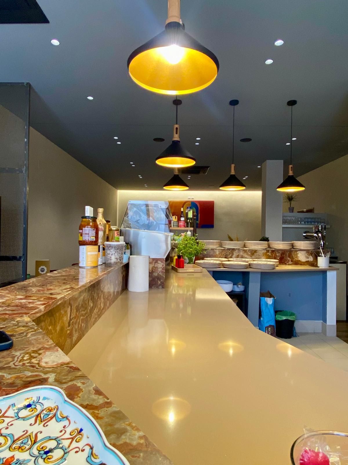 Un lungo bancone di un ristorante con un piatto sopra.