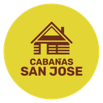 Círculo amarillo con un ícono de cabaña marrón y el texto