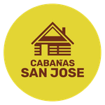 Círculo amarillo con un ícono de cabaña marrón y el texto 