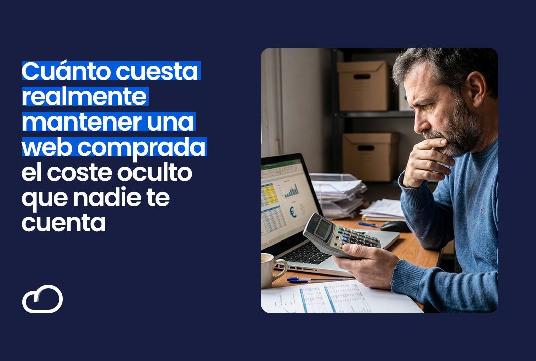 Escritorio profesional con calculadora y ordenador representando gastos de mantenimiento web