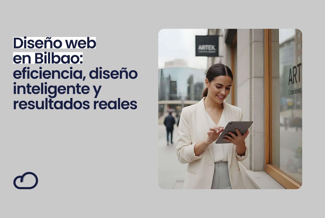 Mujer usando una tableta en una acera de la ciudad, sonriendo. Letrero de la tienda ARTEK al fondo.