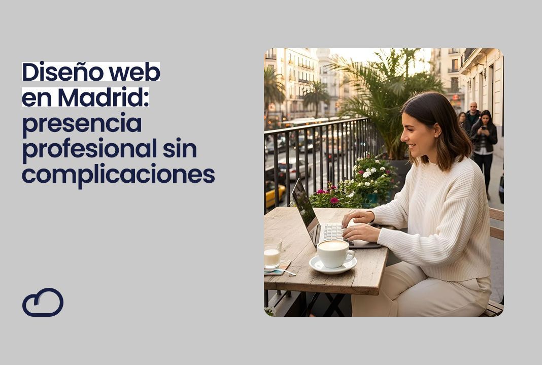 Mujer usando un ordenador portátil en la mesa de un café en terraza de Madrid