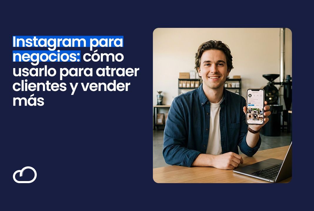 Hombre sonriendo, sosteniendo un teléfono con Instagram y una laptop.
