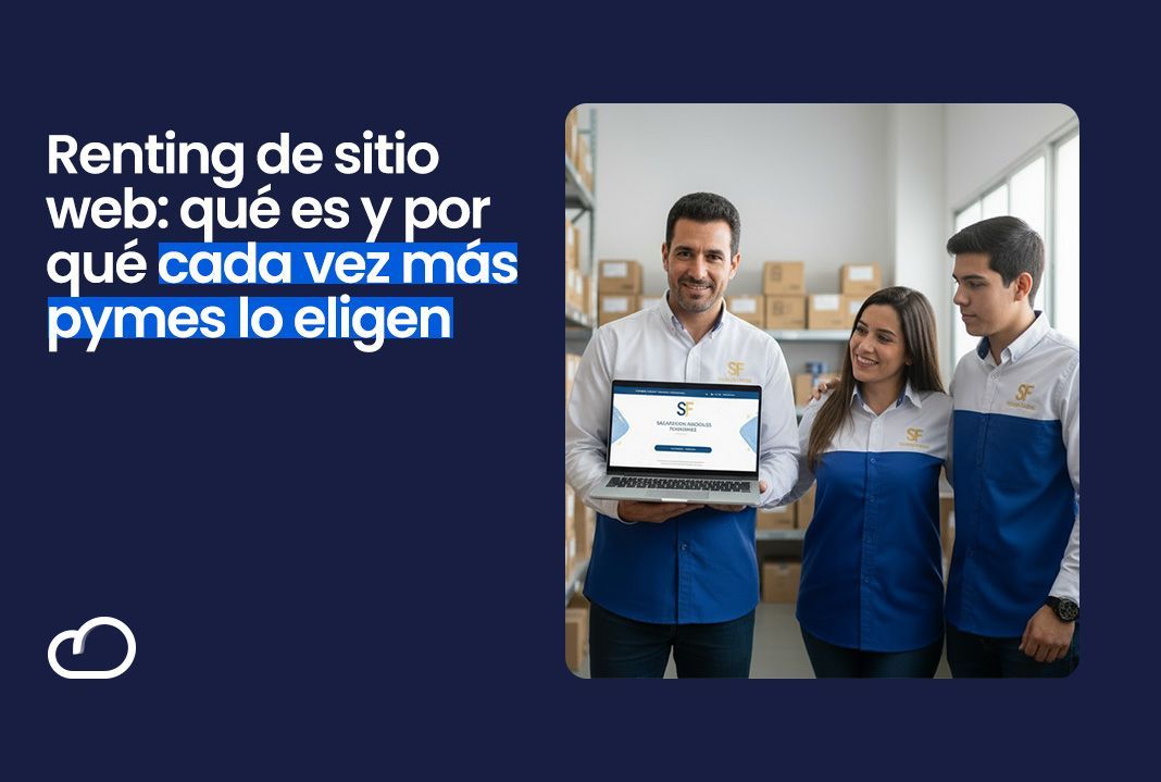 Tres personas en un almacén sosteniendo una computadora portátil, sonriendo.