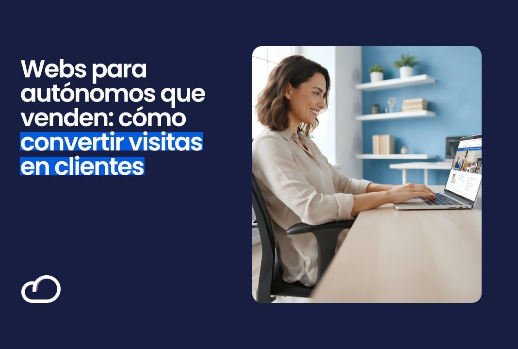 Una mujer sonríe mientras escribe en un ordenador portátil en un escritorio en su despacho.