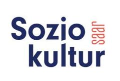 Logo für Soziokultur Saar, blauer Text und roter Text „Saar“.