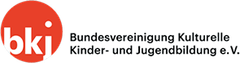 Logo der Organisation "bki" mit einem orangefarbenen Kreis und einem Text, der die kulturelle Bildung von Kindern und Jugendlichen beschreibt.