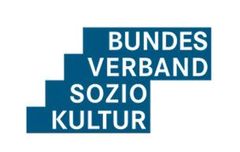 Logo für den Bundesverband Soziokultur: blauer gestapelter Text auf blauem, treppenartigem Hintergrund.