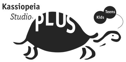 Logo mit einer Schildkröte, „Kassiopeia Studio-PLUS“ und Kreisen mit der Aufschrift „Kinder“ und „Jugendliche“.