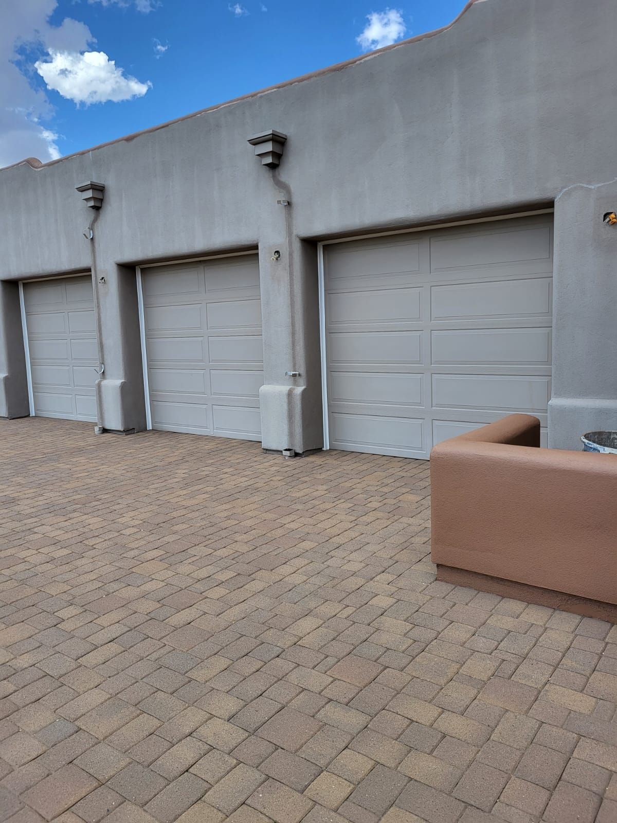 ROBERT'S REFINISHING PRESCOTT AZ PAINTED THIS STUCCO HOME