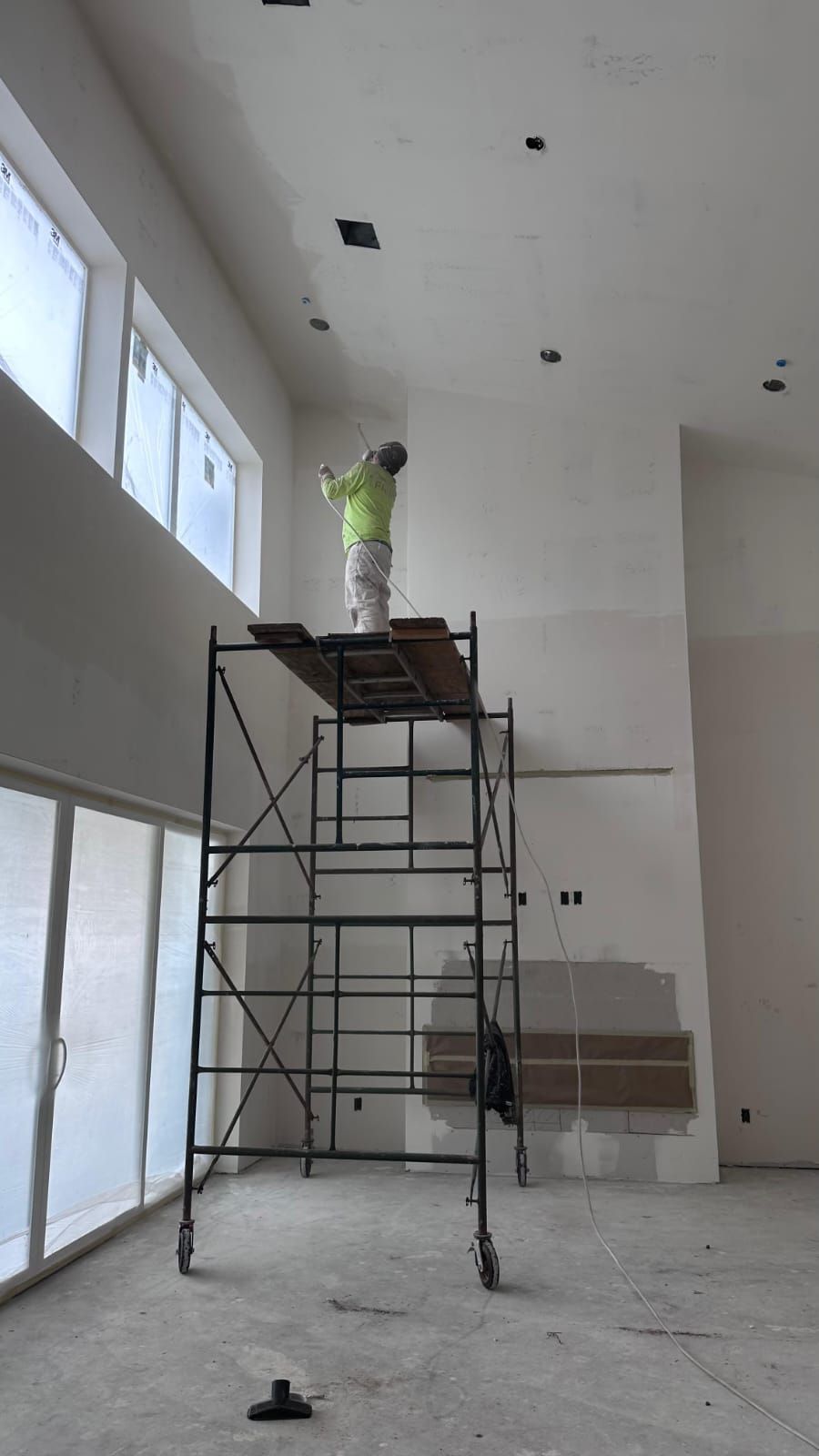 ROBERT'S REFINISHING PRESCOTT AZ CREW WORKING ON PAINTING THE INTERIOR OF A HOME