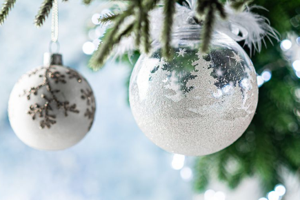 Kerstversieringen aan een dennentak