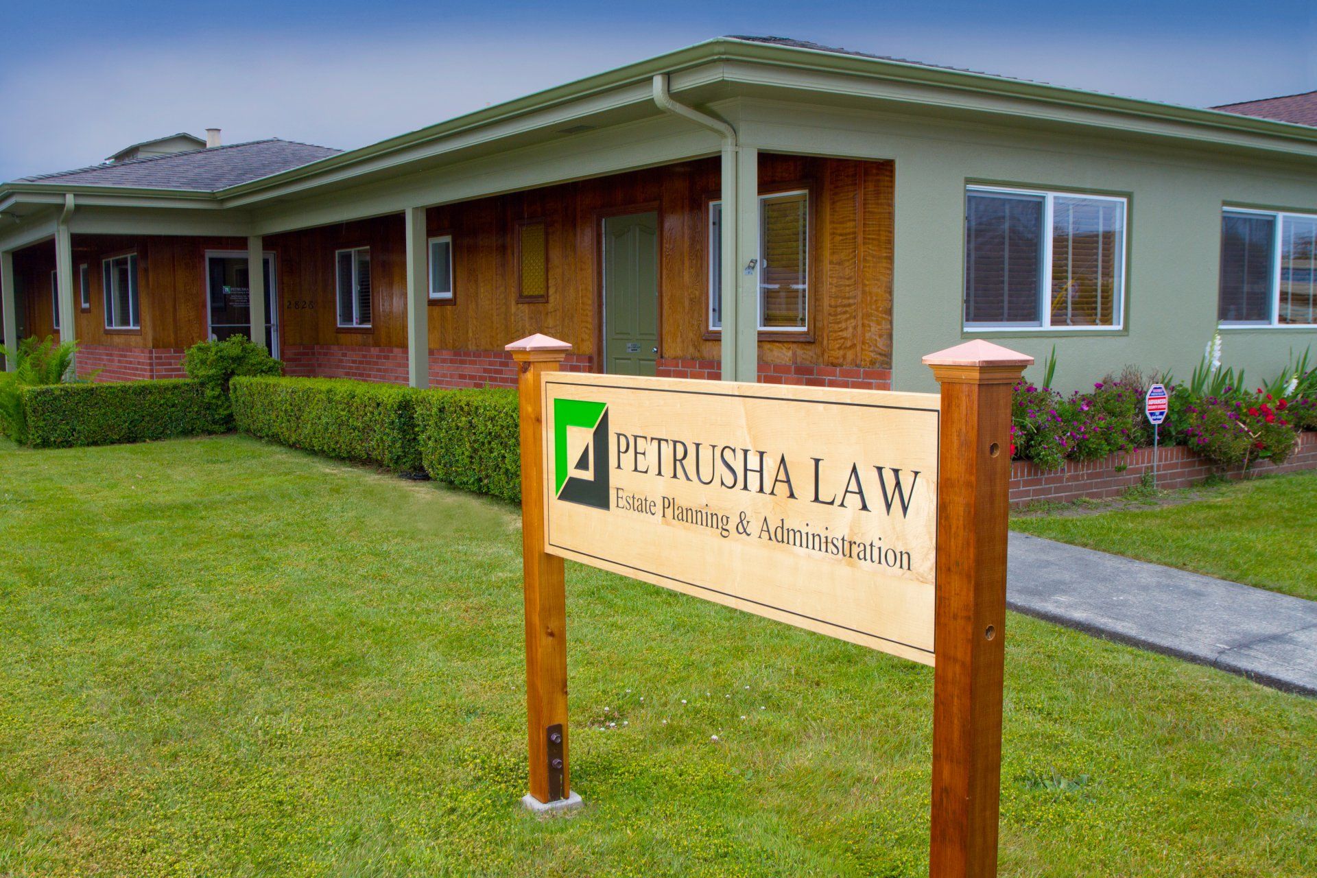 A sign in front of a building that says petrusea law