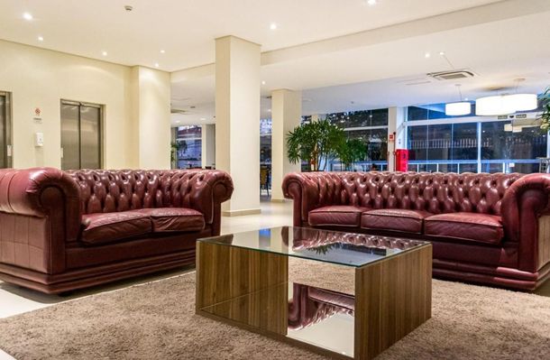 Uma sala de estar com dois sofás e uma mesa de centro.-hotel-malibu-inn