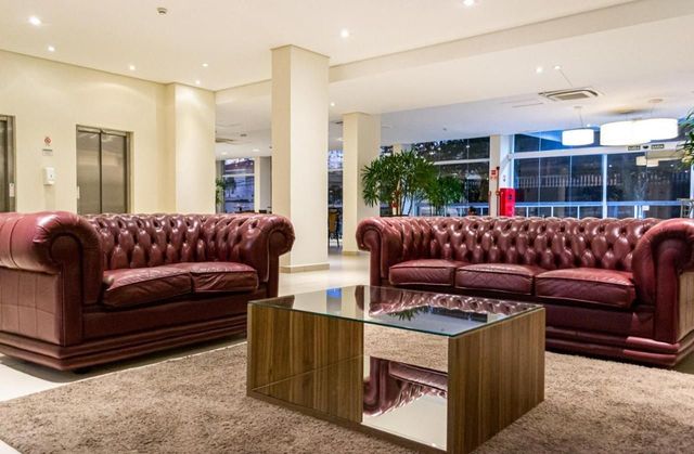 Uma sala de estar com dois sofás e uma mesa de centro.-hotel-malibu-inn