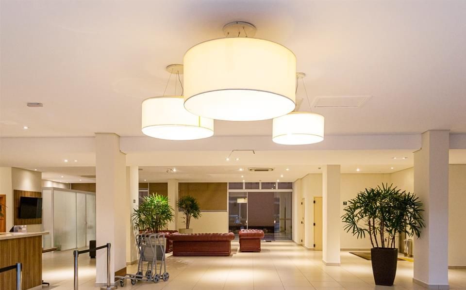 Uma sala grande com muitas luzes no teto-hotel-malibu-inn