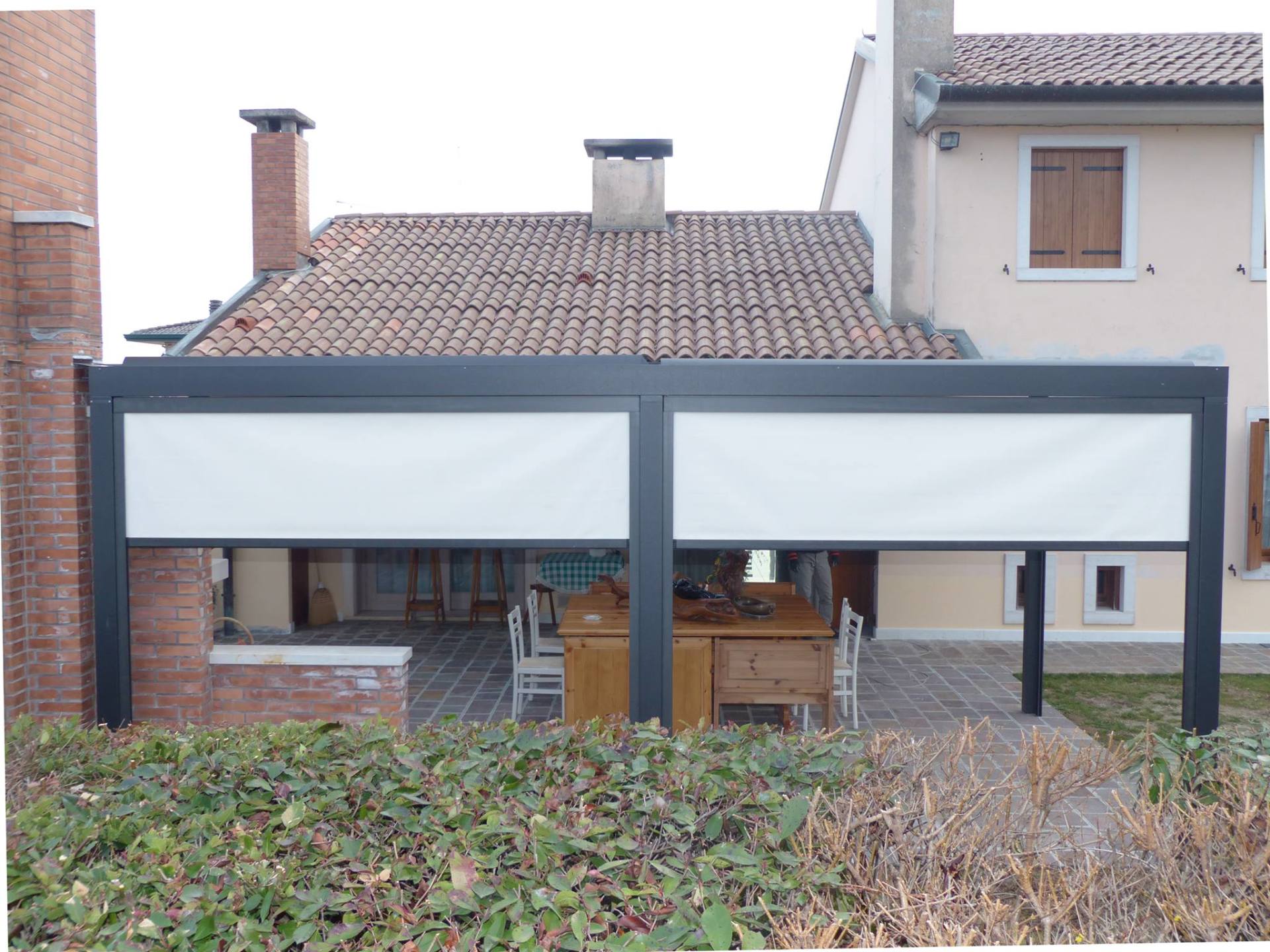 Struttura in alluminio con oscurante