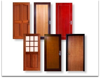 Seis puertas de madera, de varios estilos y colores, dispuestas sobre un fondo blanco.