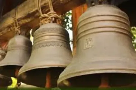 Logo: microphone with wings,