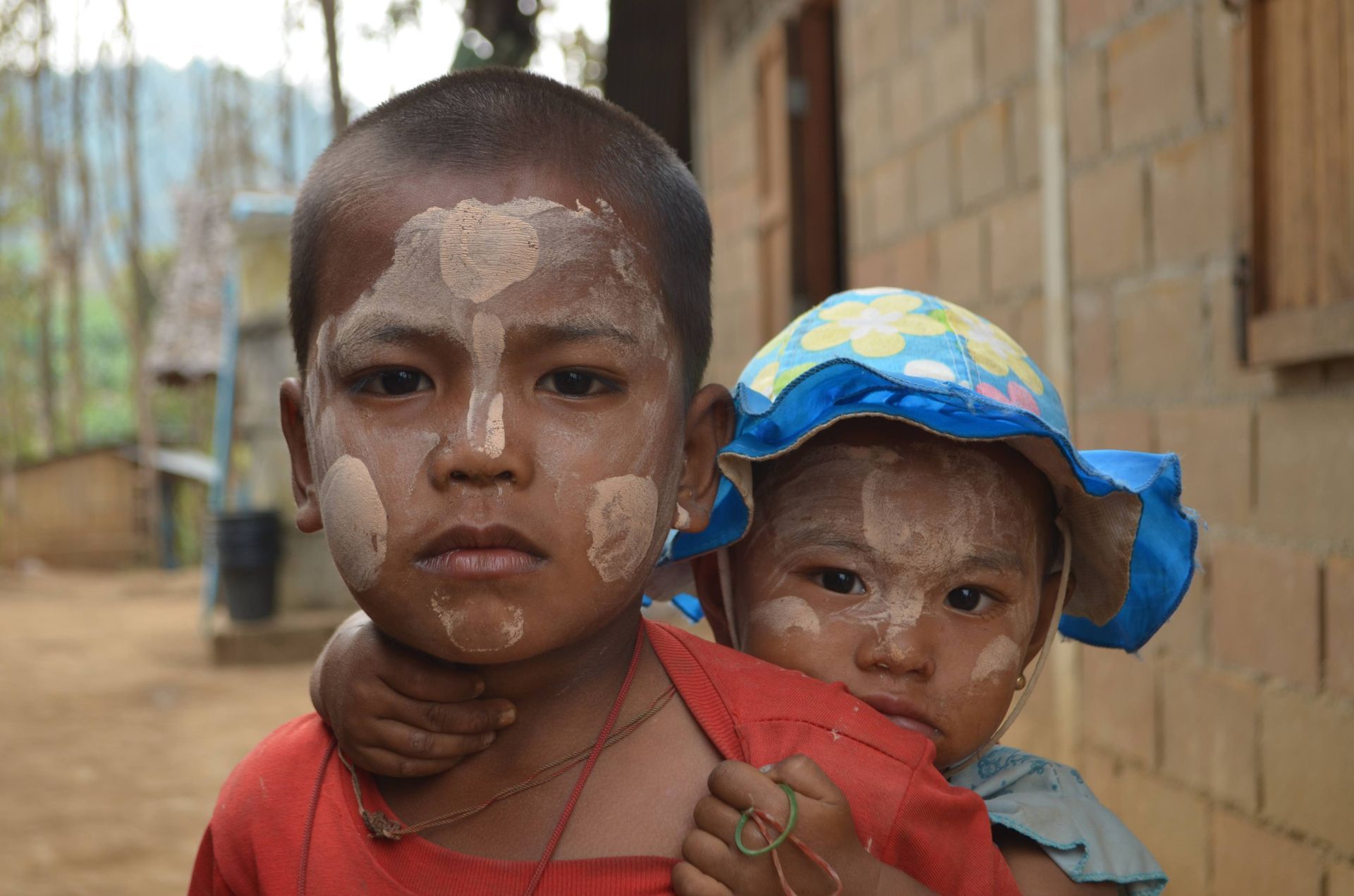 mae-sot-trash-camp-brother-and-sister