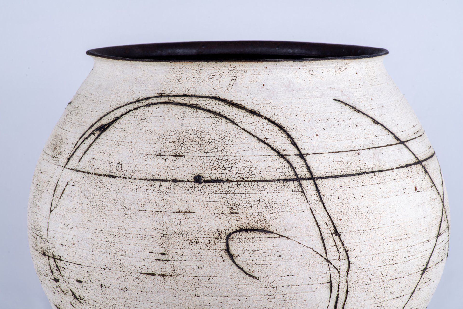 Large ceramic vase by Japanese artist Kansai Noguchi, adorned with black lines that stand out on a white background, with a black interior. This work is inspired by ancient ceramics.