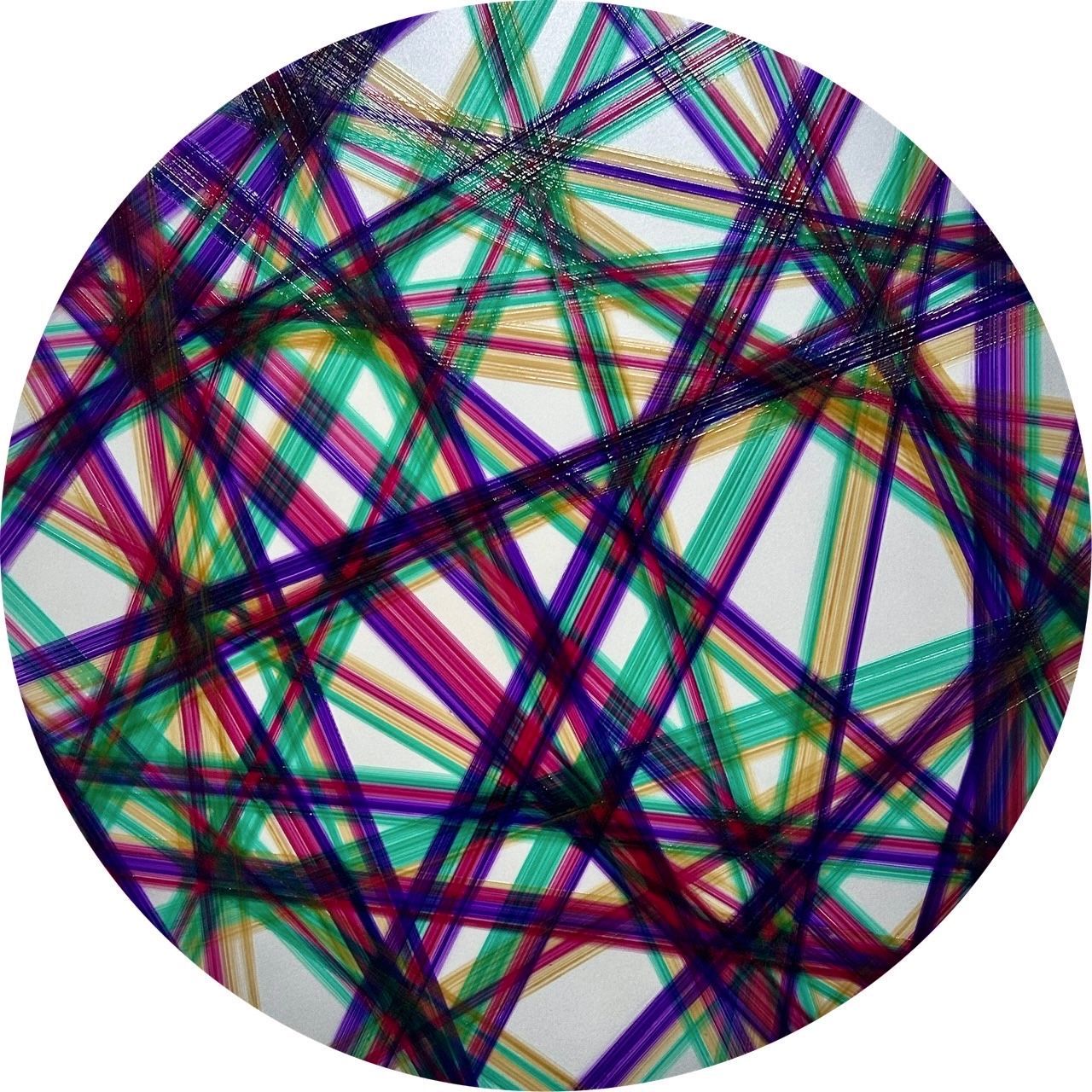 Peinture abstraite de l'artiste japonais Koga Miura. De forme circulaire, cette œuvre très graphique présente des lignes de diverses couleurs, telles que le vert et le violet, qui s'entrecroisent sur un fond blanc agrémenté de nuances argentées. Cette pièce est exposée dans l'exposition « Follow the Lines ! »