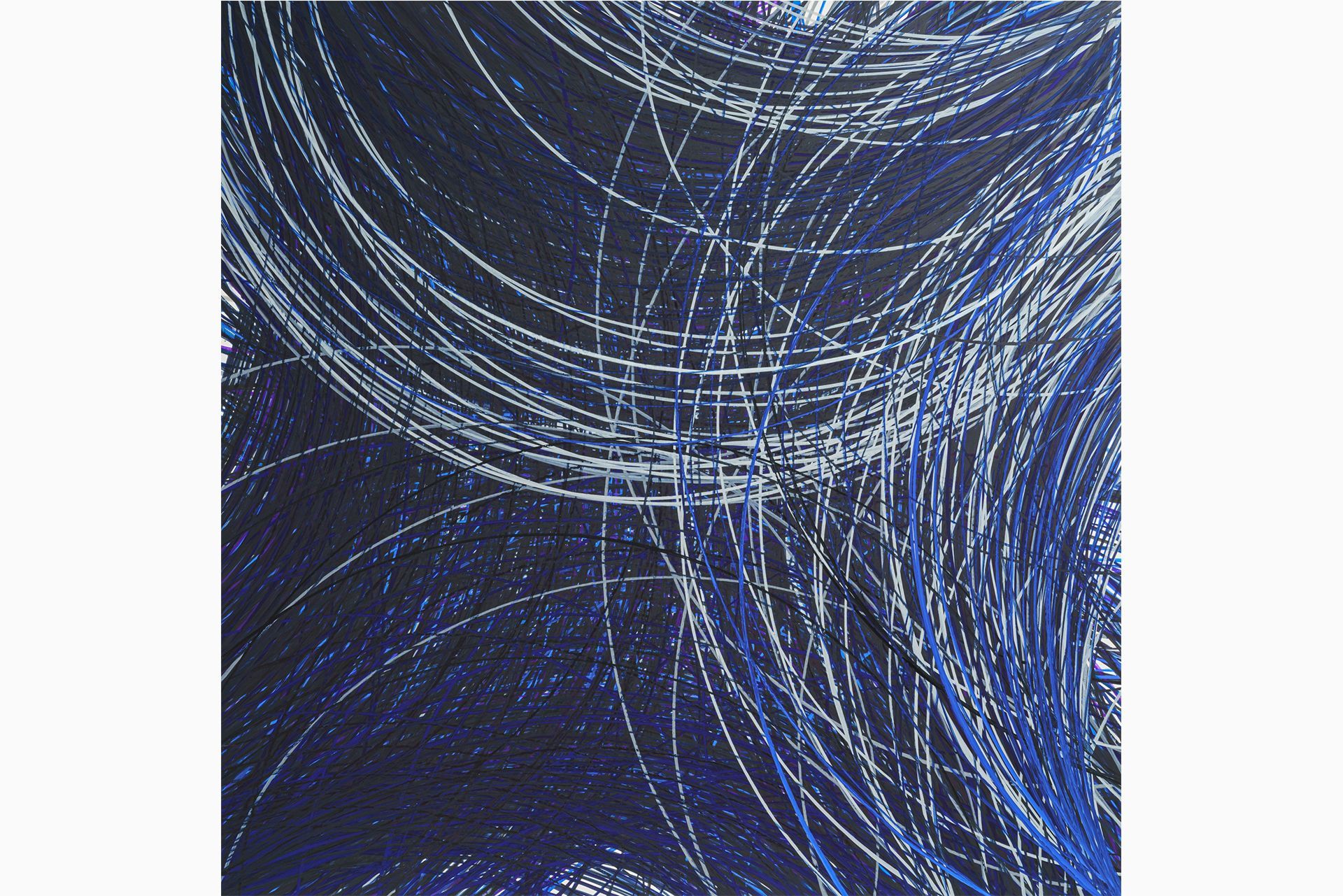 Peinture de l'artiste japonaise Mayu Kunihisa. Grande toile représentant des arcs de cercle en noir, bleu et blanc sur un fond bleu nuit.