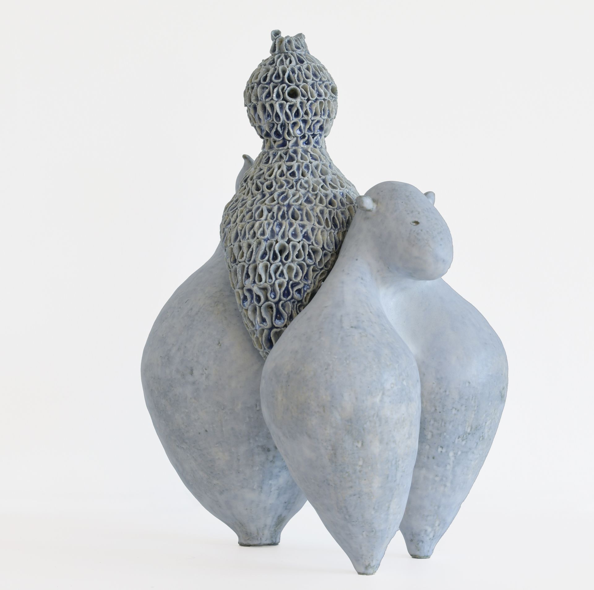 Ceramic sculpture by Japanese artist Teruri Yamawaki. The work is composed of two parts: a figure seated on a stylized horse. The diversity of human personalities and emotions is reflected in her creations. She considers her work to be a living entity, or even a talisman capable of bringing peace to those who view it.
