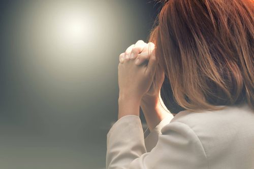 donna in fase di preghiera