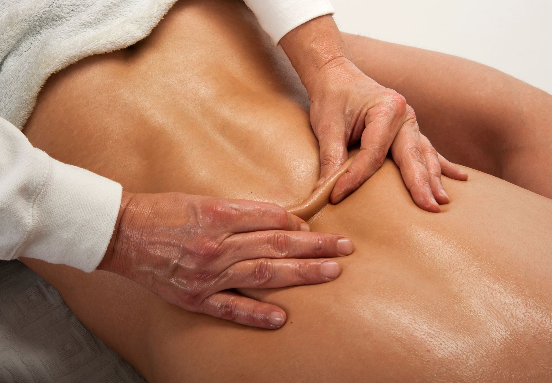 Eine Frau bekommt mit einem Stock eine Rückenmassage.