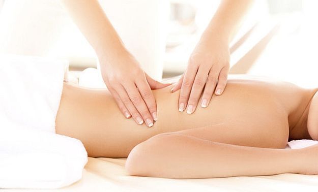 Eine Frau bekommt in einem Spa eine Massage.