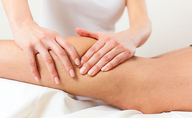 Eine Frau bekommt eine Beinmassage.