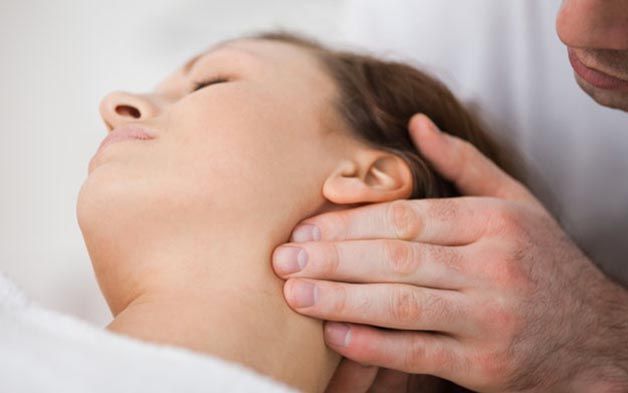 Eine Frau bekommt von einem Mann eine Nackenmassage.