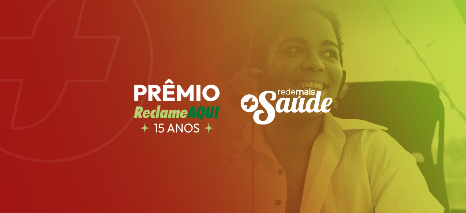 Uma atendente sorrindo 