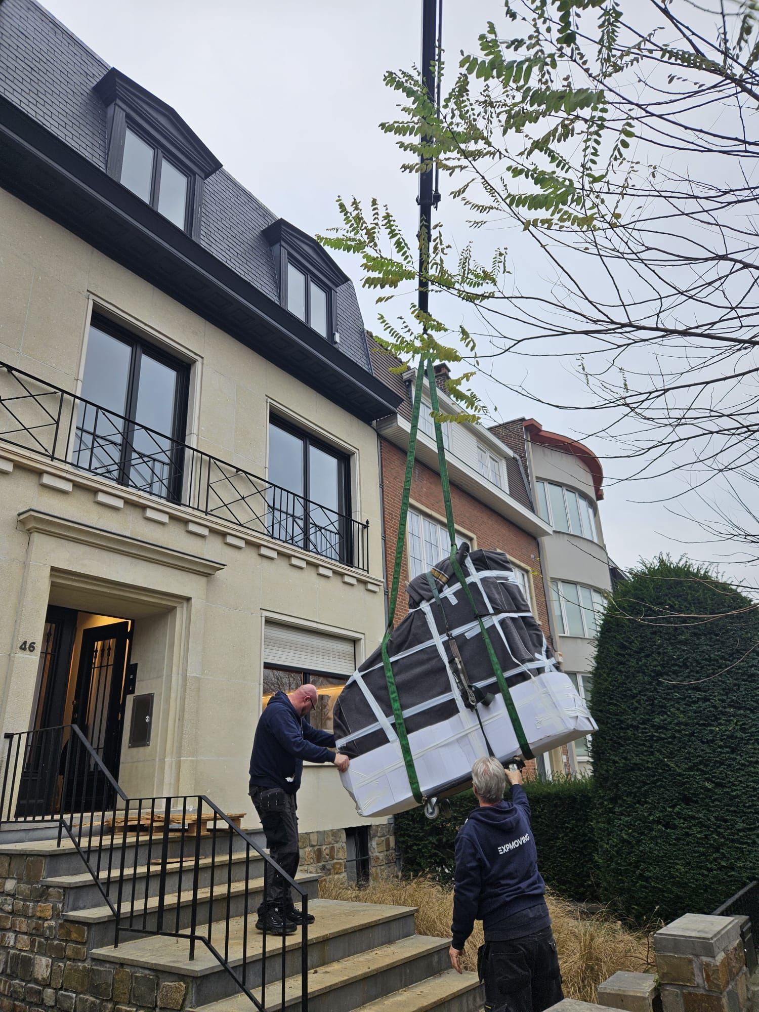 Transport d'un piano à queue avec grue.