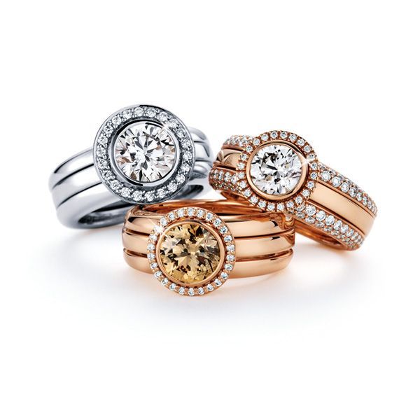 Weißgold Ringe mit Solitären und weißem Diamantpavé.