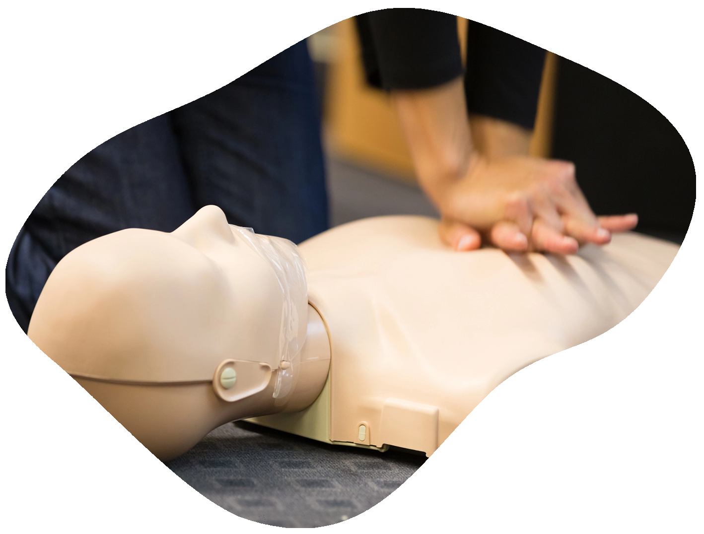 A person is doing a first aid on a mannequin