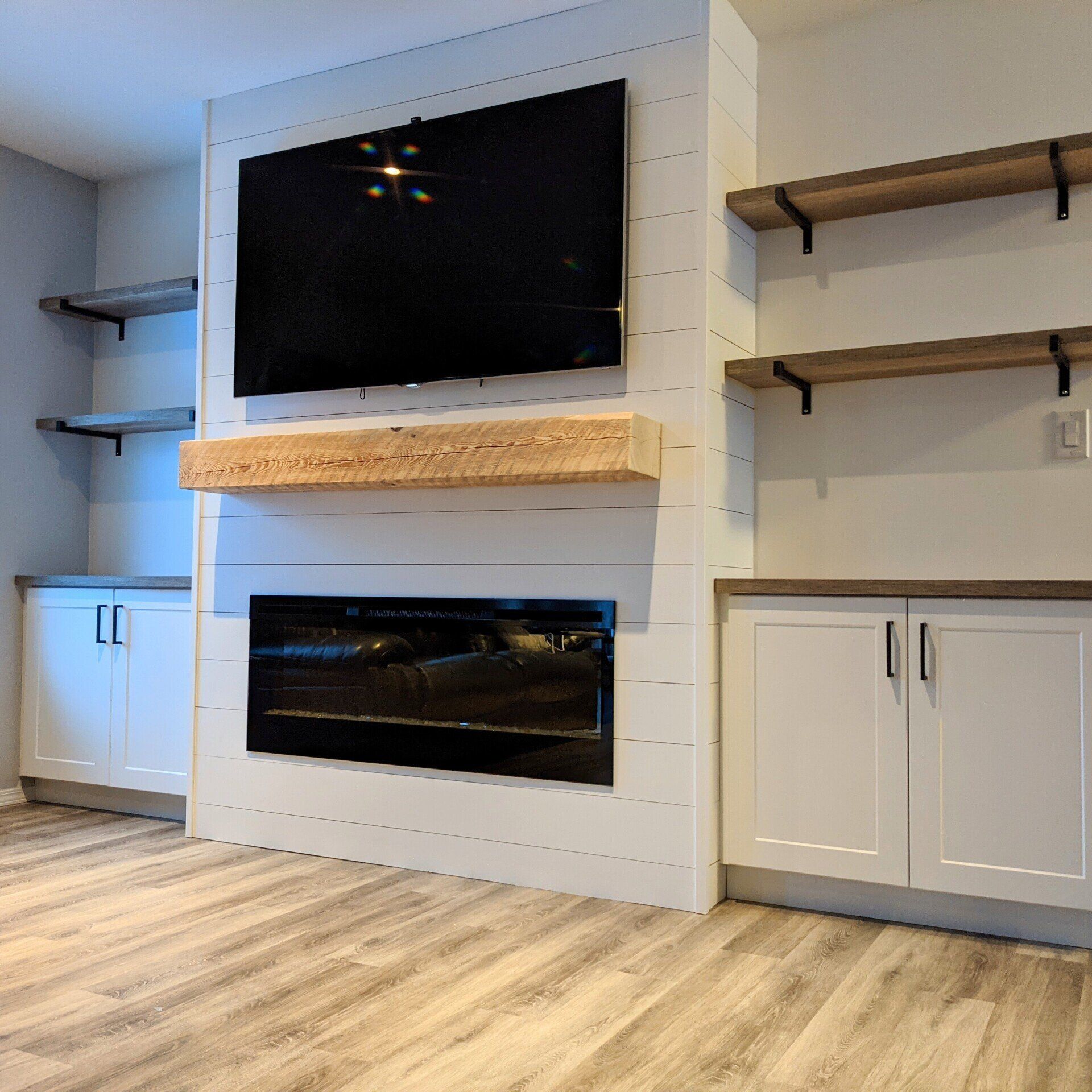 modern sitting room with fireplace and shelves