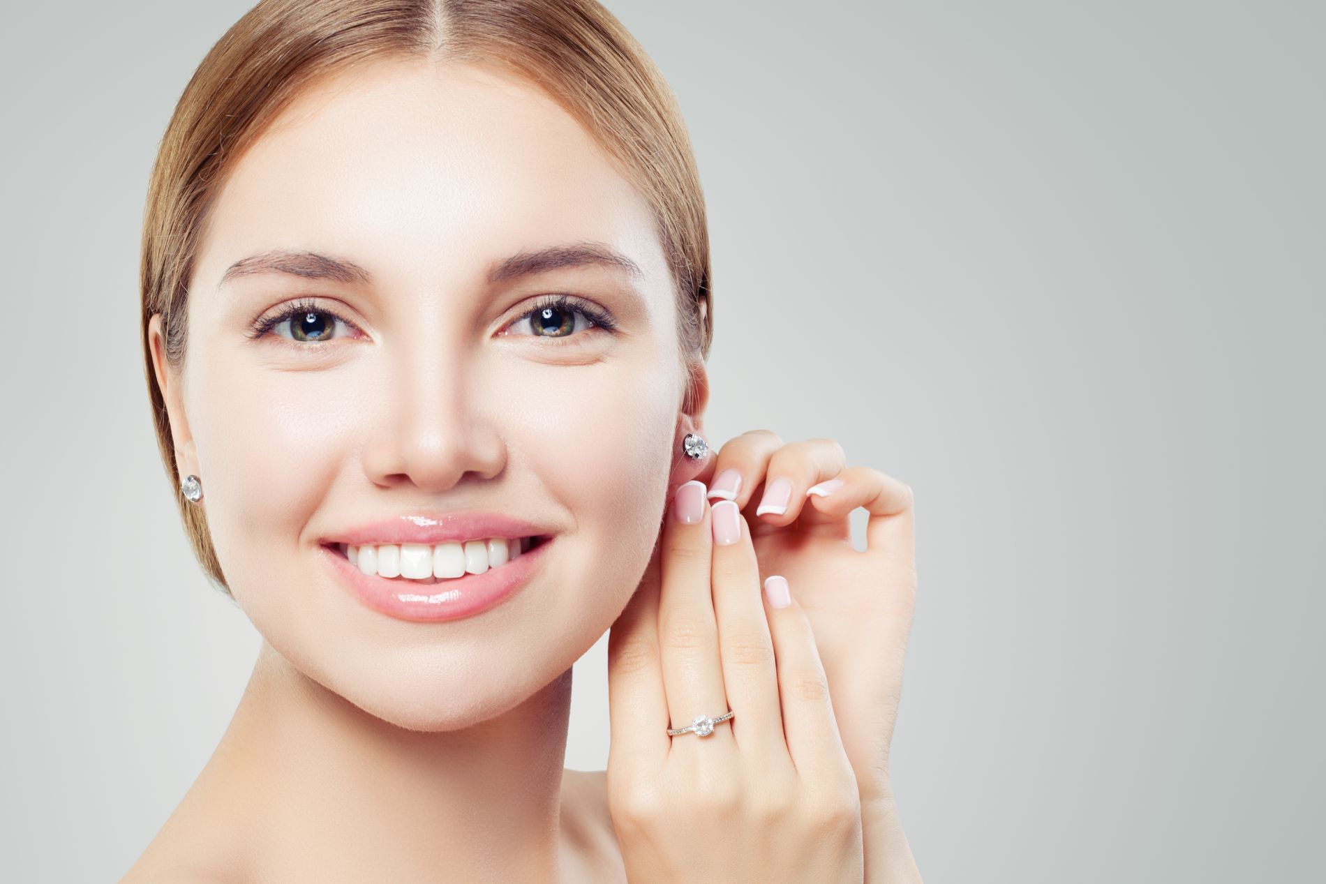 ragazza con orecchini anallergici