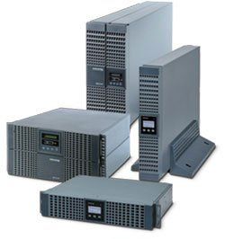 Una collezione di quattro gruppi di continuità (UPS) grigi, montabili su rack, di varie dimensioni e orientamenti.