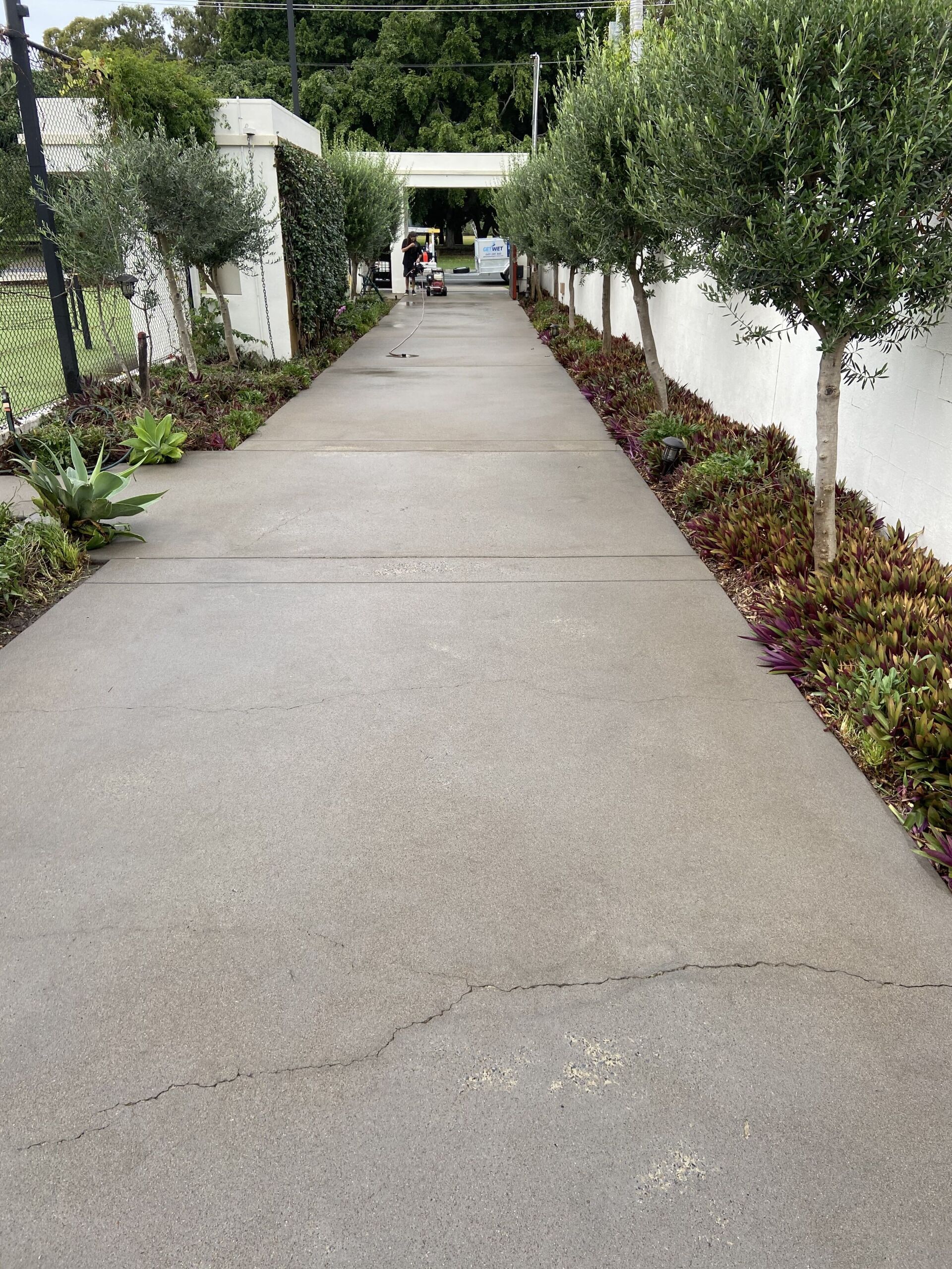an image of a clean driveway