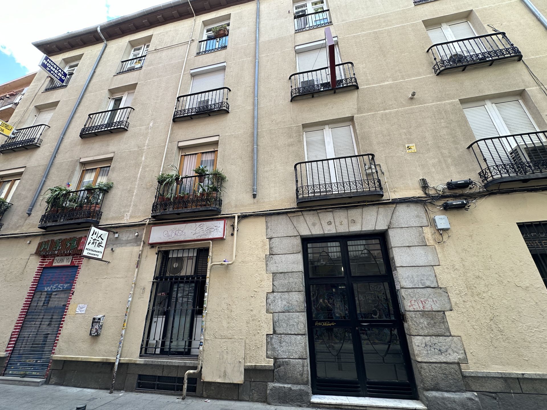 Un edificio con muchas ventanas y balcones