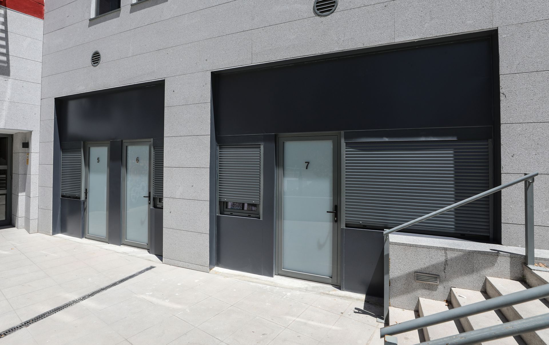 Un edificio con muchas puertas y escaleras que conducen a él.