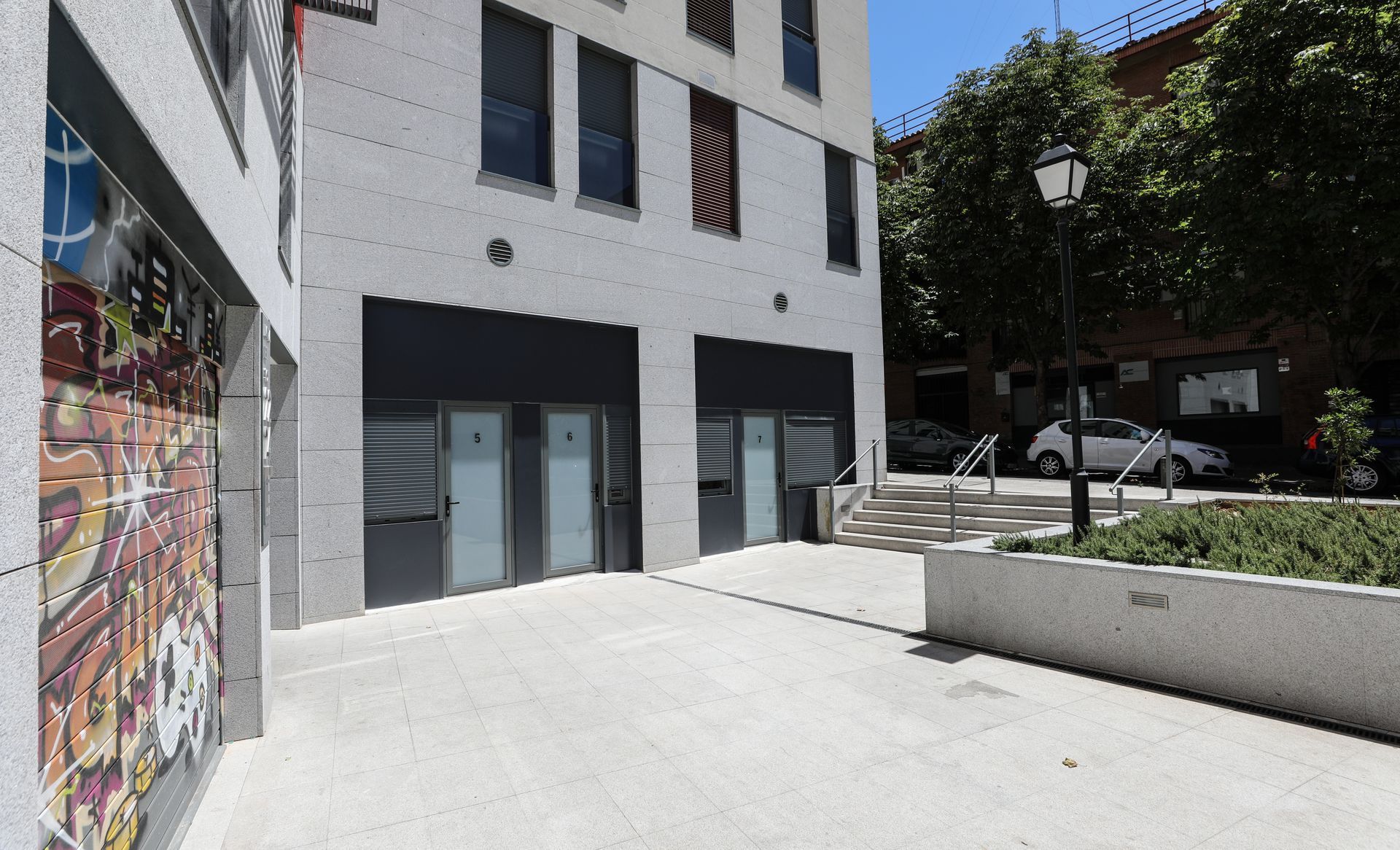 Un edificio con grafitis en el costado.