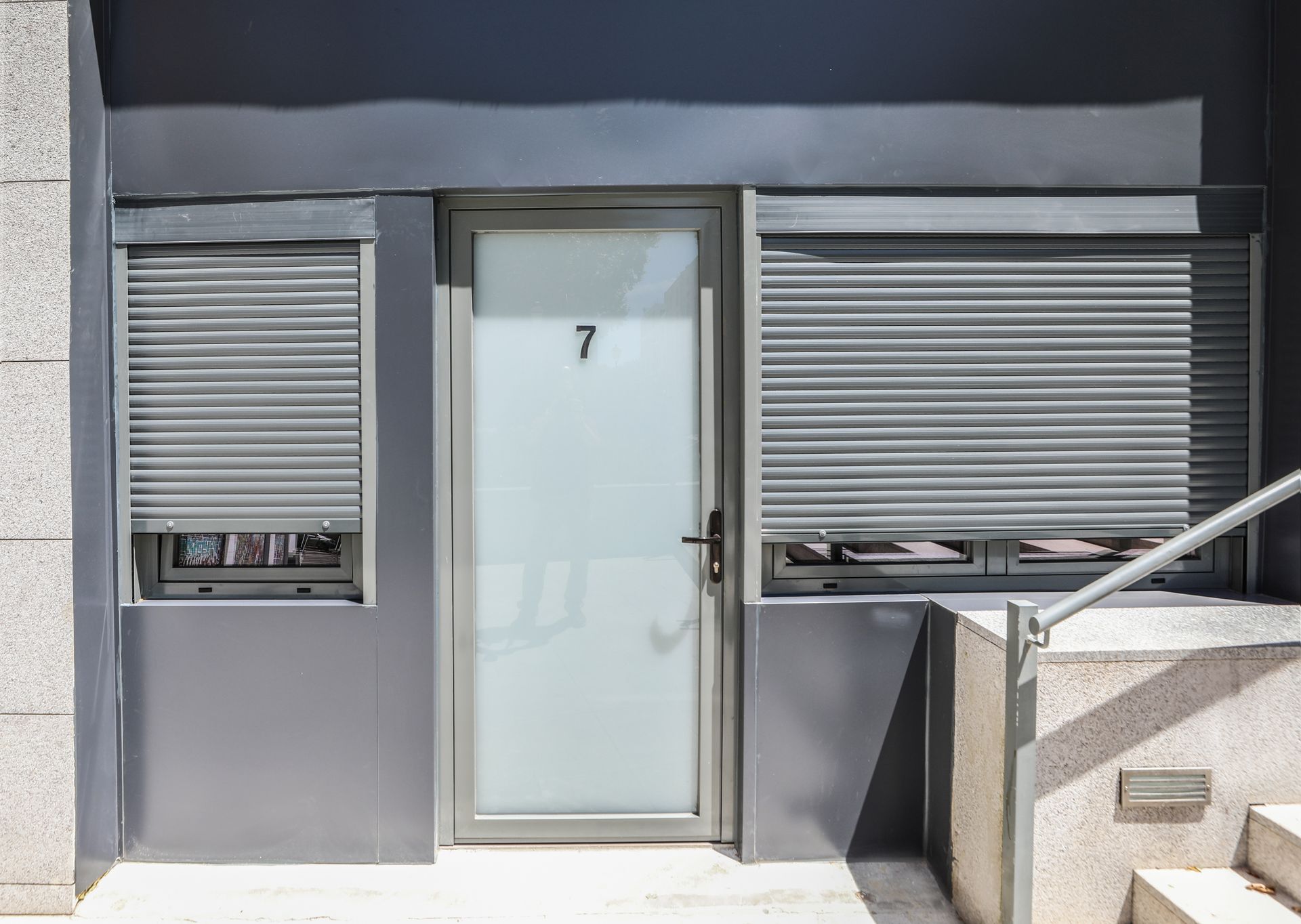 El número 7 está en la puerta de un edificio.