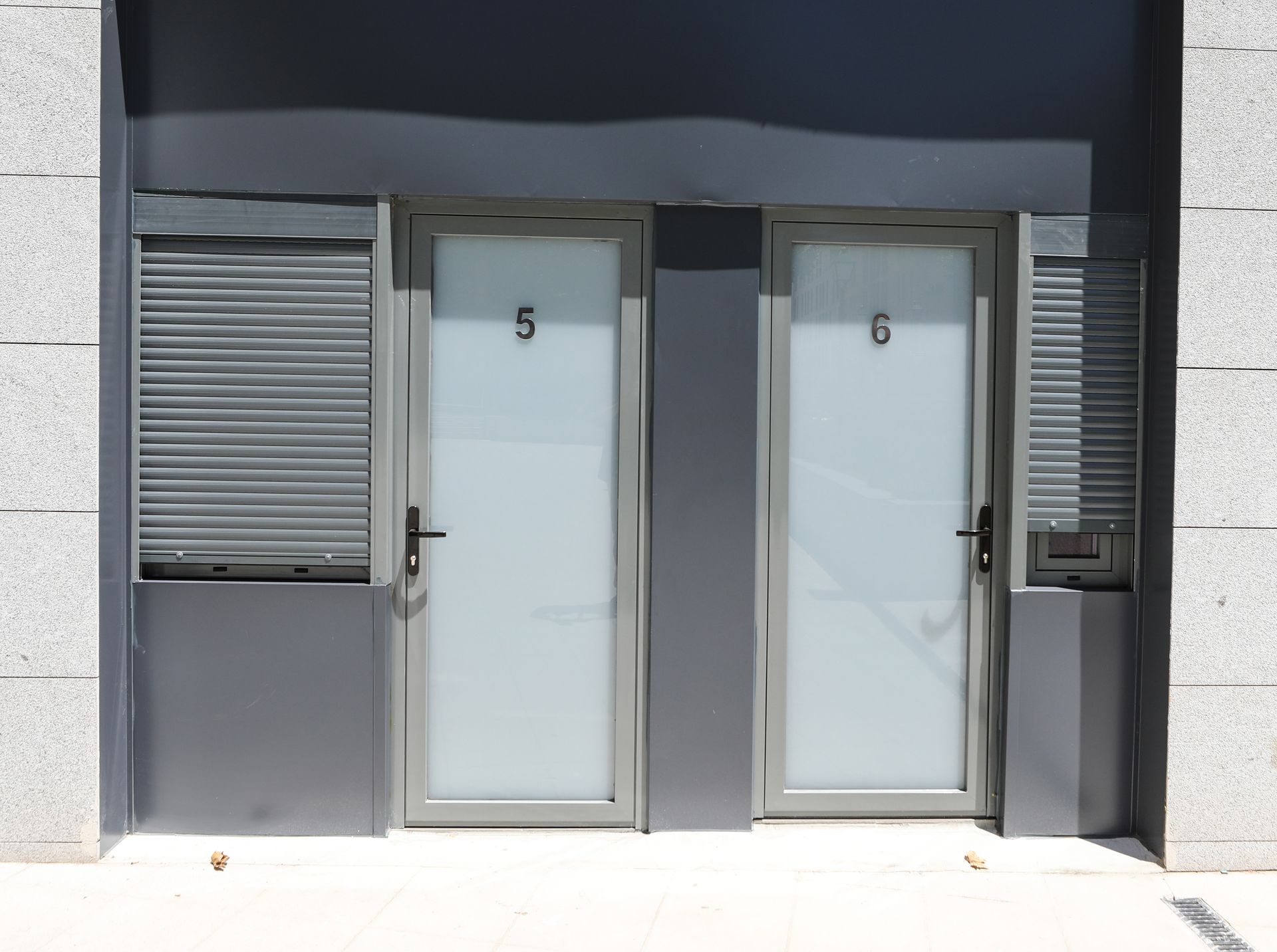 Una puerta con el número 6