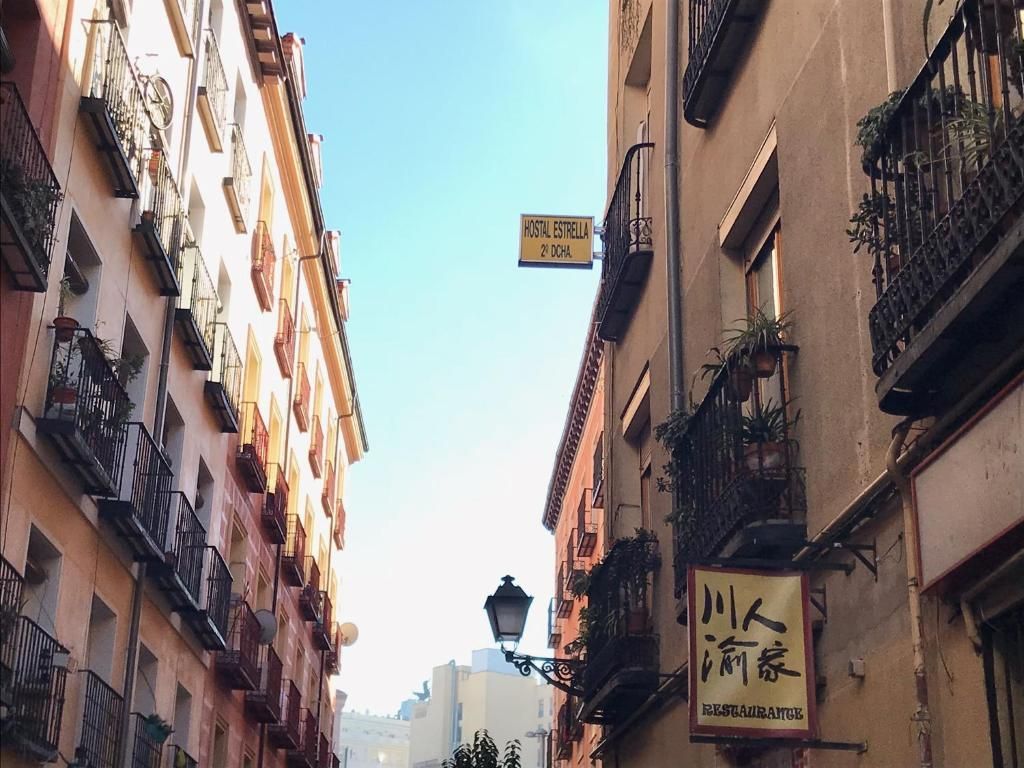Un callejón estrecho entre dos edificios con un cartel que dice 'min'.