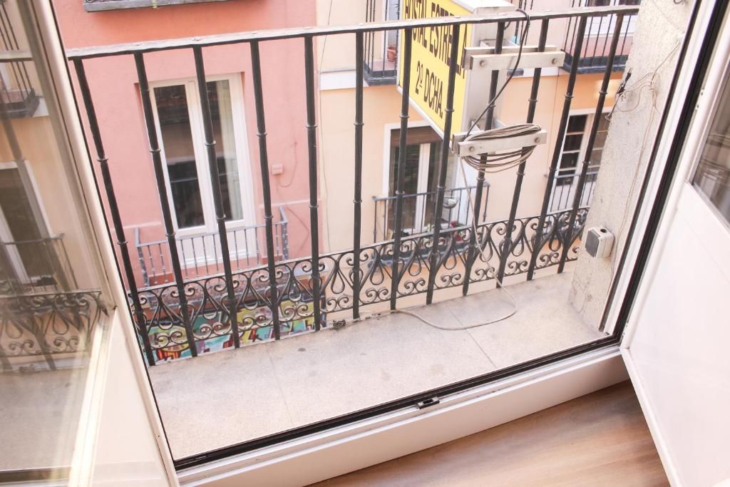 Un balcón con barandilla de hierro forjado y un cartel que dice 'hotel'.