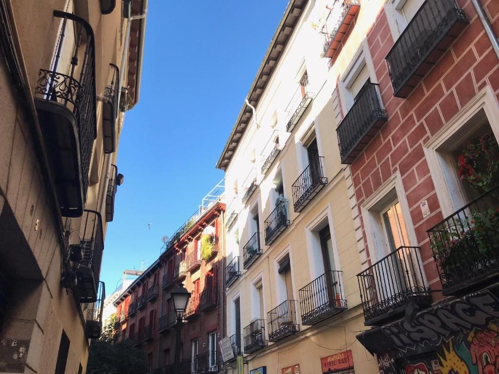 Una calle estrecha con muchos edificios y balcones.